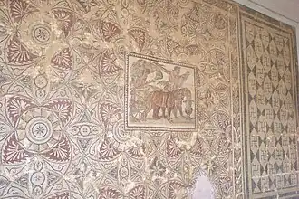 Vue d'ensemble, décor géométrique et médaillon.