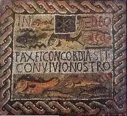 Mosaïque de la mensa dans la nécropole de Tipasa avec chrisme et inscription en latin.