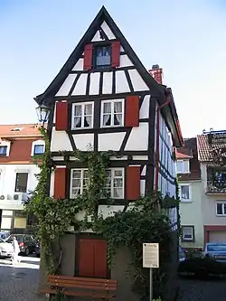 La maison Kickelhain à Mosbach (Bade-Wurtemberg) est, avec 52&nbsp;m2 répartis sur deux étages, la plus petite maison à colombages habitée d'Allemagne.