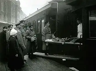 Évacuation d'un blessé par chemin de fer, Moscou, 1914.