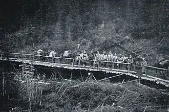 Une légion polonaise traversant un pont dans les monts Gorgany pendant la Première Guerre mondiale, 1915.
