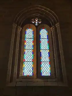 Verrière composée de deux lancettes, sans vitrail figuratif.