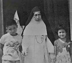 Mère María Beatriz del Rosario Arroyo accompagné d'enfants