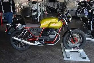 Moto Guzzi V7 Racer avec angle de direction de 27,5°.