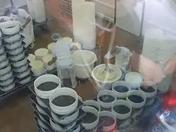 Moulage de fromages dans une laiterie.