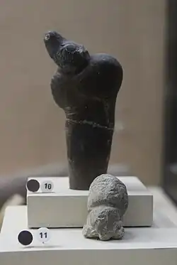 Moulages de sculptures d'El-Wad, Natoufien : manche de faucille en os poli en forme d'un jeune cervidé (?) ; tête humaine sculptée et gravée en calcite. Musée d'Archéologie nationale.