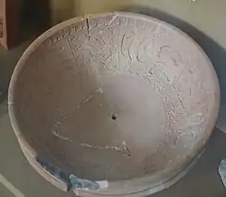 Moule argonnais(Musée de la céramique et de l'ivoire de Commercy, dépôt du musée de l'Argonne).La perforation au fond du moule sert à le centrer sur le tour.