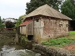 Moulin Conard (avec une protection plastique provisoire depuis 1993)