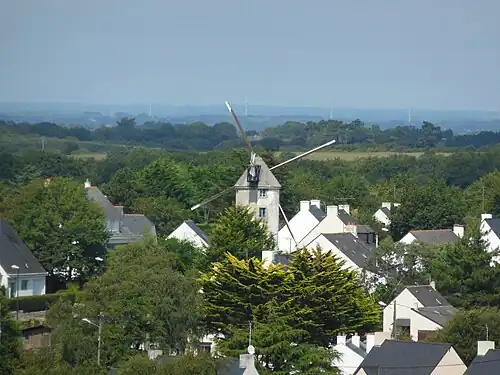 Moulin de Kerbroué, vu de Trescalan et du clocher de son église