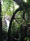 Moulin de la cascade de la Coulisse, avec la cascade en arrière-fond.