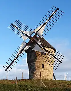 Photo d’un moulin à vent, voiles repliées.