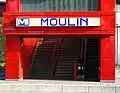 Logo « M » à l'entrée de la station Moulin