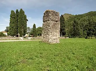 Photographie en couleurs d'un massif de maçonnerie dans un pré.