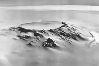 Vue aérienne du mont Hampton et de sa caldeira depuis le nord-ouest.