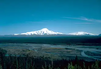 Le mont Sanford (à gauche) et le mont Wrangell (à droite).