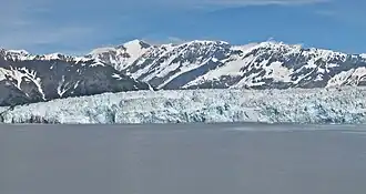 Le mont Foresta vu de la baie du désenchantement avec le glacier Hubbard