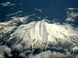 Vue aérienne du mont Jefferson entièrement enneigé avec un de ses versants profondément érodé.