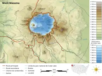 Carte indiquant les reliefs du volcan autour et dans son lac, les cours d'eau, les voies et les limites du parc.