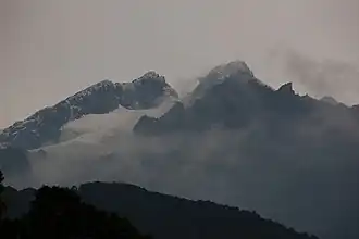 Vue du mont Stanley, avec le pic Alexandra à gauche et le pic Marguerite à droite, depuis le refuge John Matte à 3&nbsp;414&nbsp;mètres d'altitude.