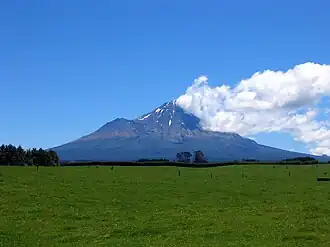 Le Taranaki Maunga flanqué du pic Fanthams à gauche.
