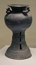 Grès sue. Jarre globulaire à décor de trois petites jarres, montée sur piédestal ajouré. Ve ou VIe&nbsp;siècle. Musée des cultures du monde, Barcelone