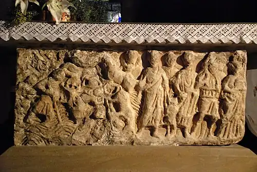 L'autel constitué d'un sarcophage en marbre du IVe&nbsp;siècle.