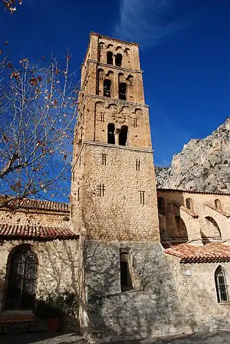 Le clocher et ses contreforts.