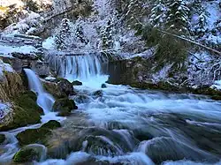 Le barrage de la Source du Doubs en hiver.