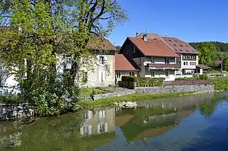 Le Doubs traversant le centre du village.