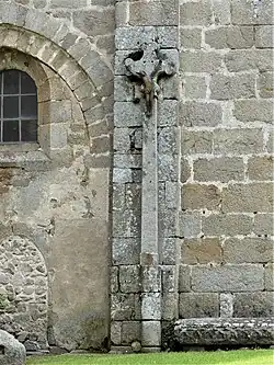 La croix adossée à l'église.