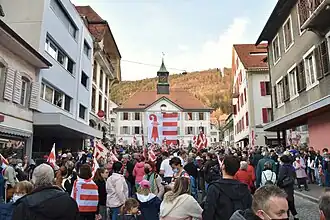 Le cortège se concluant devant l'Hôtel de Ville.