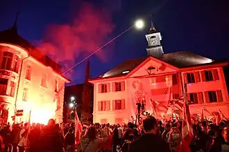 Les célébrations se sont prolongées toute la nuit sur la place, rebaptisée Place du 18-Juin.