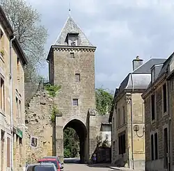 Les fortifications: la porte de Bourgogne.