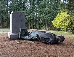 Statue d'Harvey Scott&nbsp;(en) à Mount Tabor (Vermont), abattue en 2020.