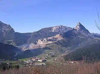Vue du Mugarra et de la carrière exploitant sa roche calcaire.