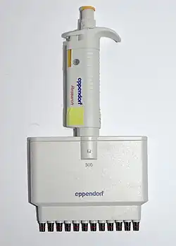 Une micropipette multi-canal, permettant de réaliser 12 transferts en une fois.