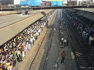 Gare de Borivali&nbsp;(en), dans la banlieue de Bombay : les quais 3 et 4 à l'heure de pointe (de 8 à 9&nbsp;h du matin).