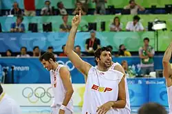 Álex Mumbrú, levant la main au premier plan, et Rudy Fernández, au second plan, lors des jeux de Pékin