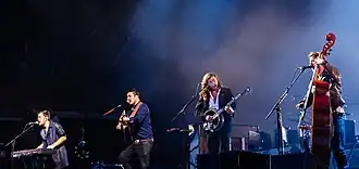 Description de l'image Mumford & Sons, performing at Aviemore, Scotland 2015.jpg.