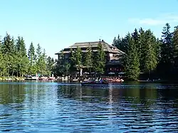 L'hôtel du lac (avant l'incendie). Photo : Agadez.