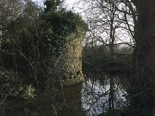 Tour protégeant le pont levis