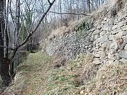 Mur construit en bordure d'un sentier au nord-ouest du village, avec des blocs de roche schisto-gréseuse, de l'Ordovicien (c. 450Ma).