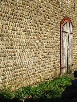 Mur de galets d'une maison béarnaise de Navailles.