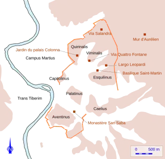 Plan montrant la localisation d'édifices remarquables par rapport à une enceinte antique.