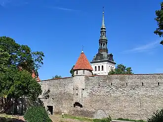 La tour et le clocher de l'église Saint-Nicolas.