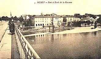 Vue depuis le pont sur l'ancien hôpital et le centre ville.