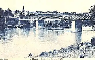 Vue depuis la rive droite sur le pont et le centre ville.