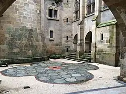 Cour intérieure avec la rosace