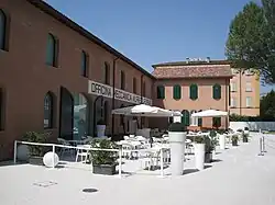 Photographie de l'extérieur de la maison natale d'Enzo Ferrari.