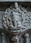 Indra, dieu de l'orage, ici dikpala (gardien) de l'est, chevauchant Airavata, les pattes repliées sur un lotus. Linteau, Sambor Prei Kuk S7, province de Kompong Thom. 1re&nbsp;moitié du VIIe&nbsp;siècle. Musée Guimet